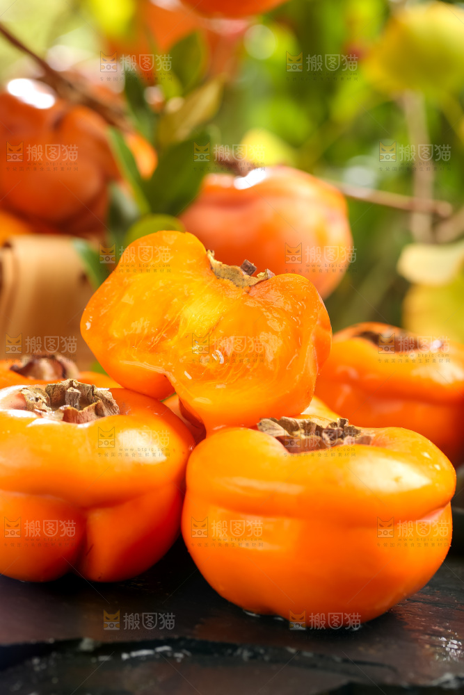 黑石板上放着易县磨盘柿