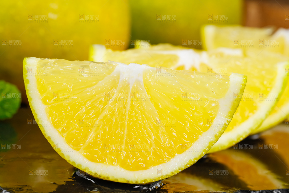 黑石板上放着蜜橙