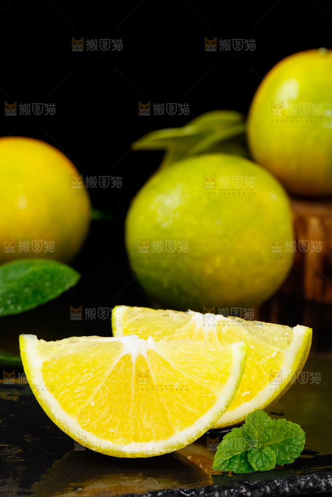 黑石板上放着蜜橙