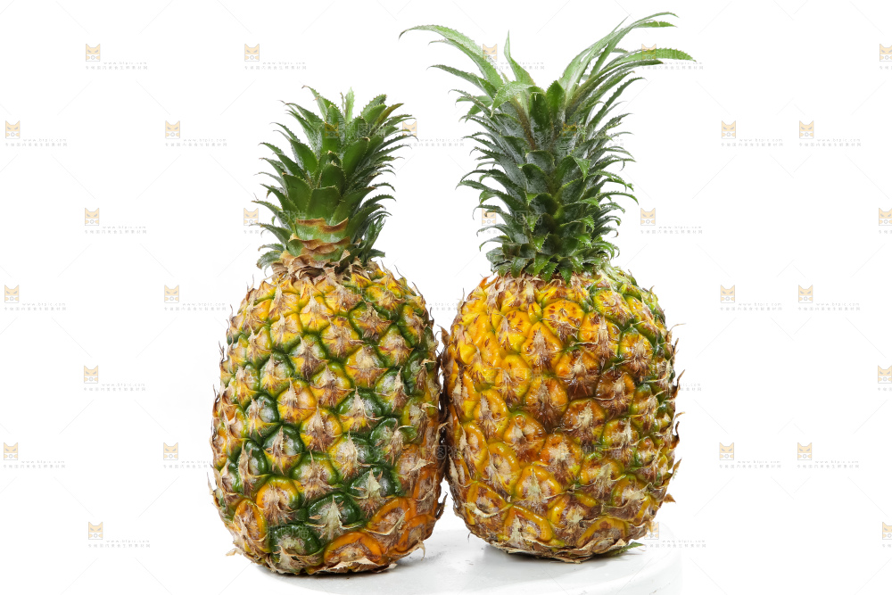 白底上放着菠萝