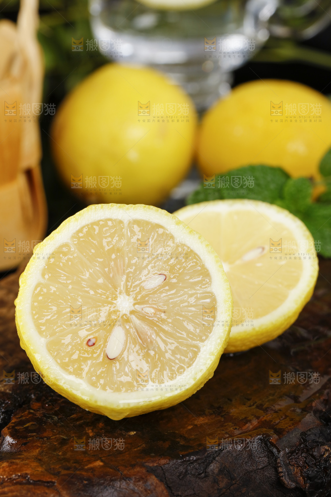 深底上放着柠檬果