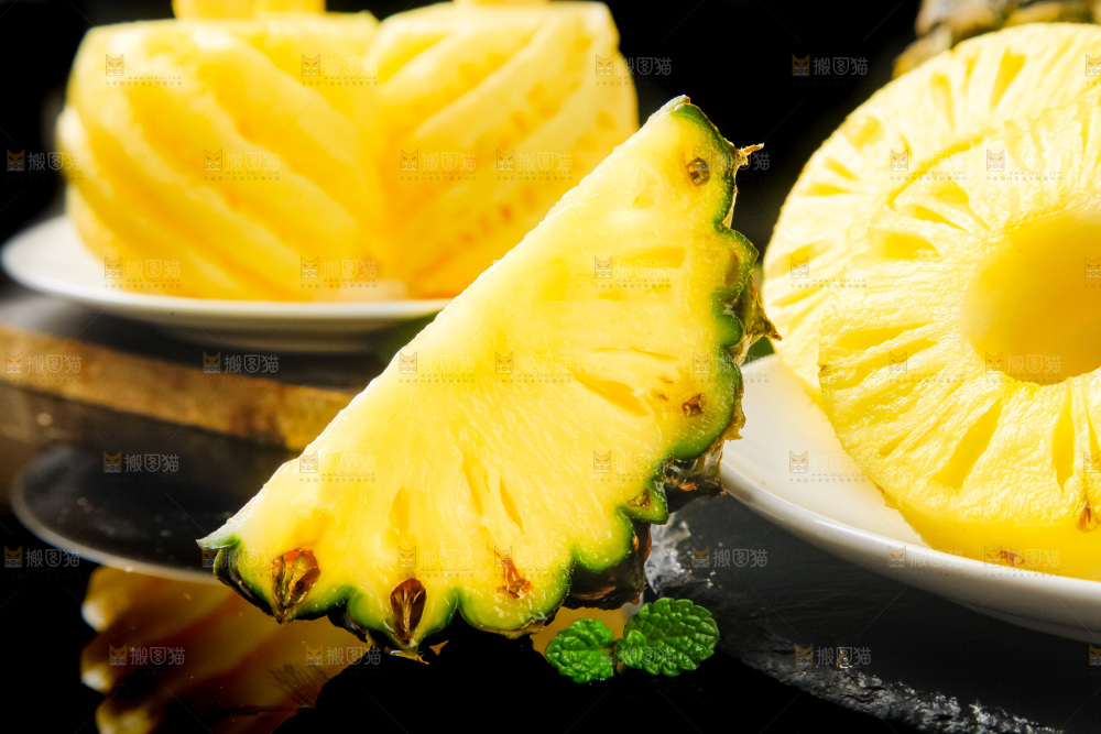盘子里装着泰国去皮小菠萝