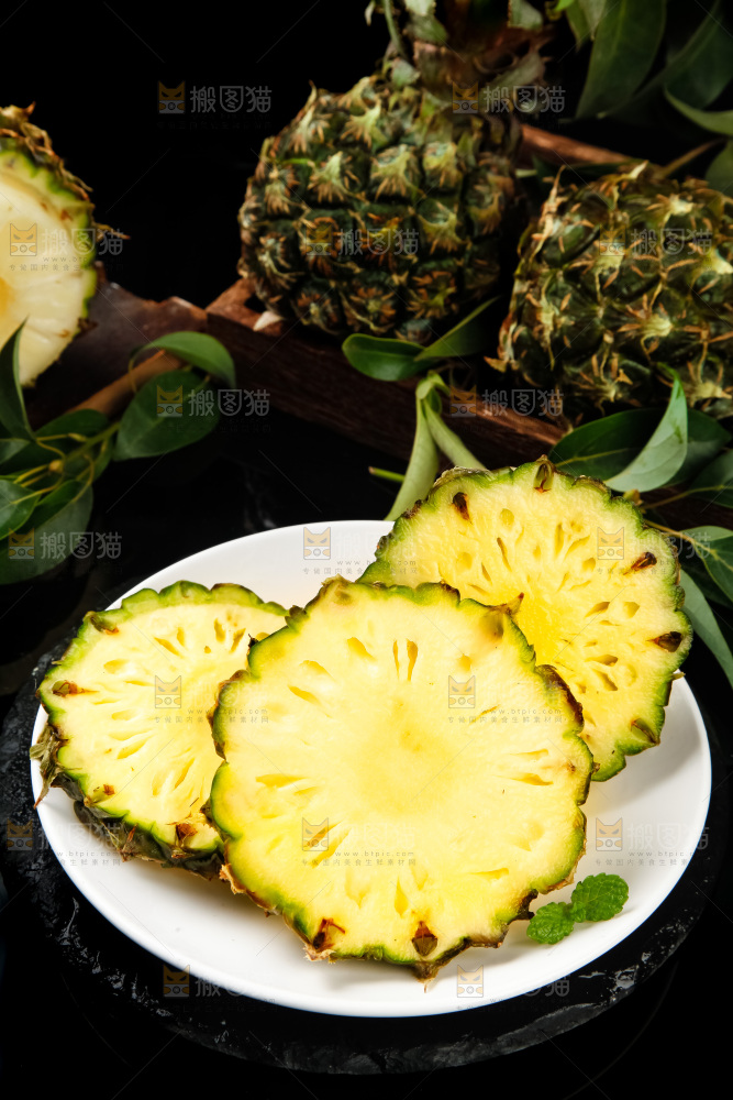 盘子里的新鲜小菠萝
