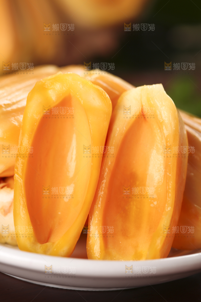 盘子里装着红心菠萝蜜