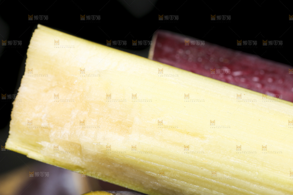 石板上放着广西黑皮甘蔗