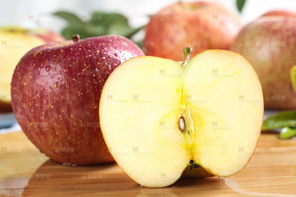 木板上的新鲜丑苹果