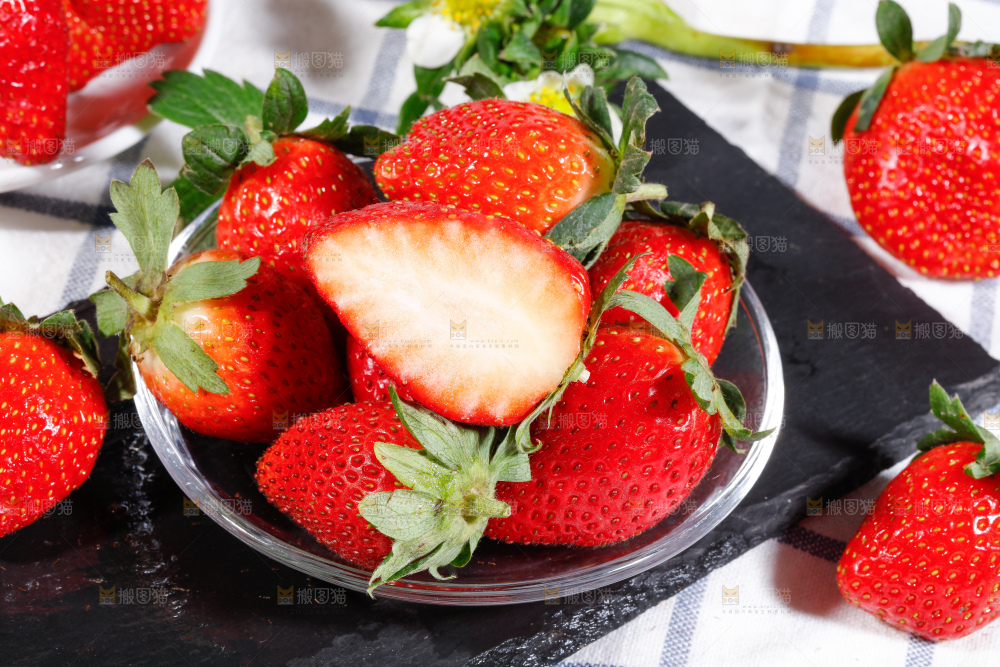 黑石板上的丹东草莓