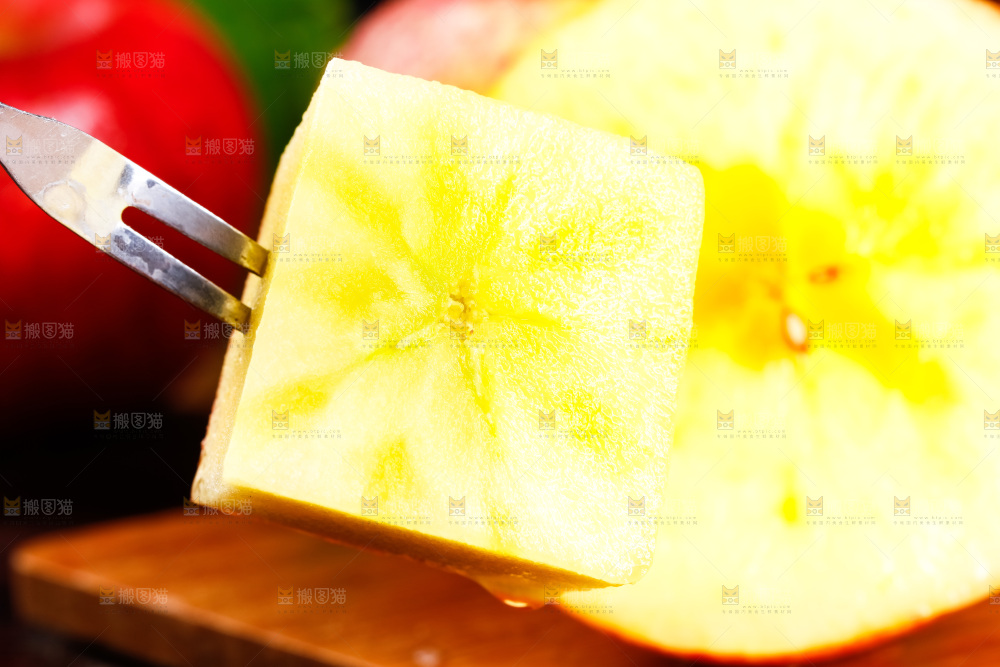 深底上放着阿克苏冰糖心苹果