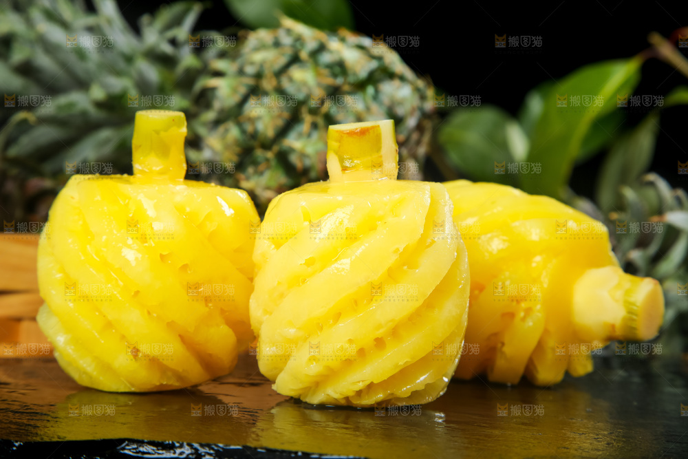 石板上放着泰国去皮小菠萝