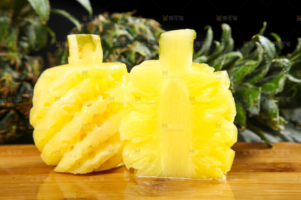 木板上放着泰国去皮小菠萝