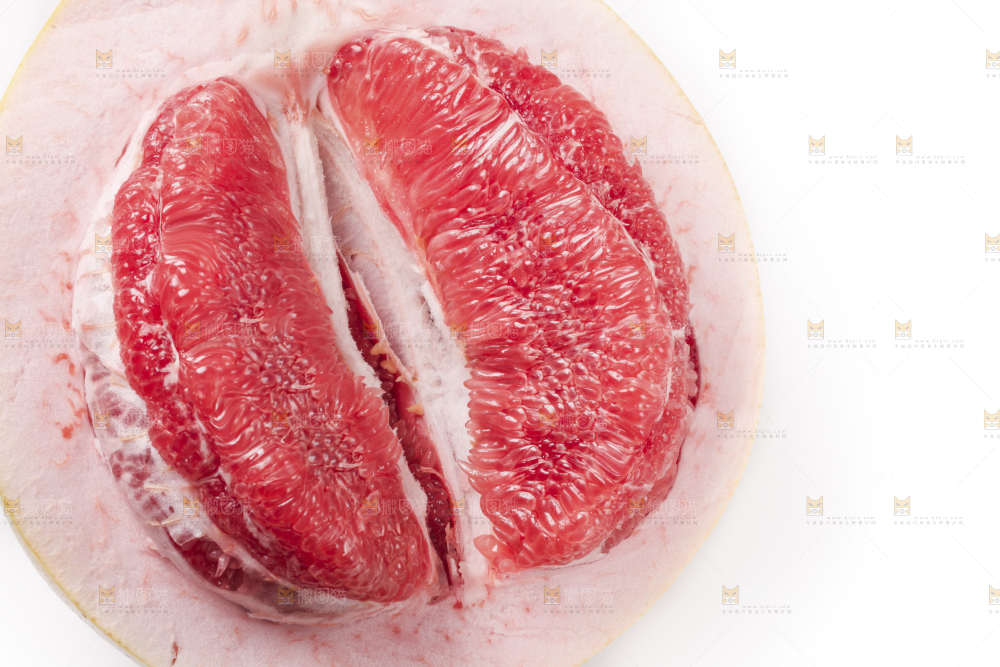 白底上放着红柚果肉