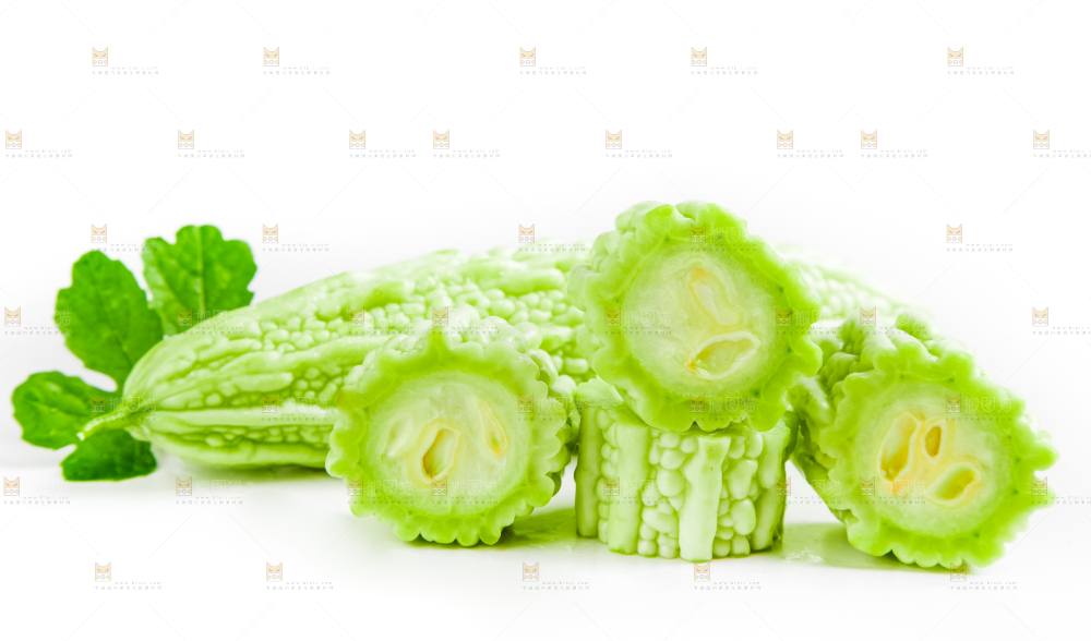 白底上摆放着新鲜苦瓜