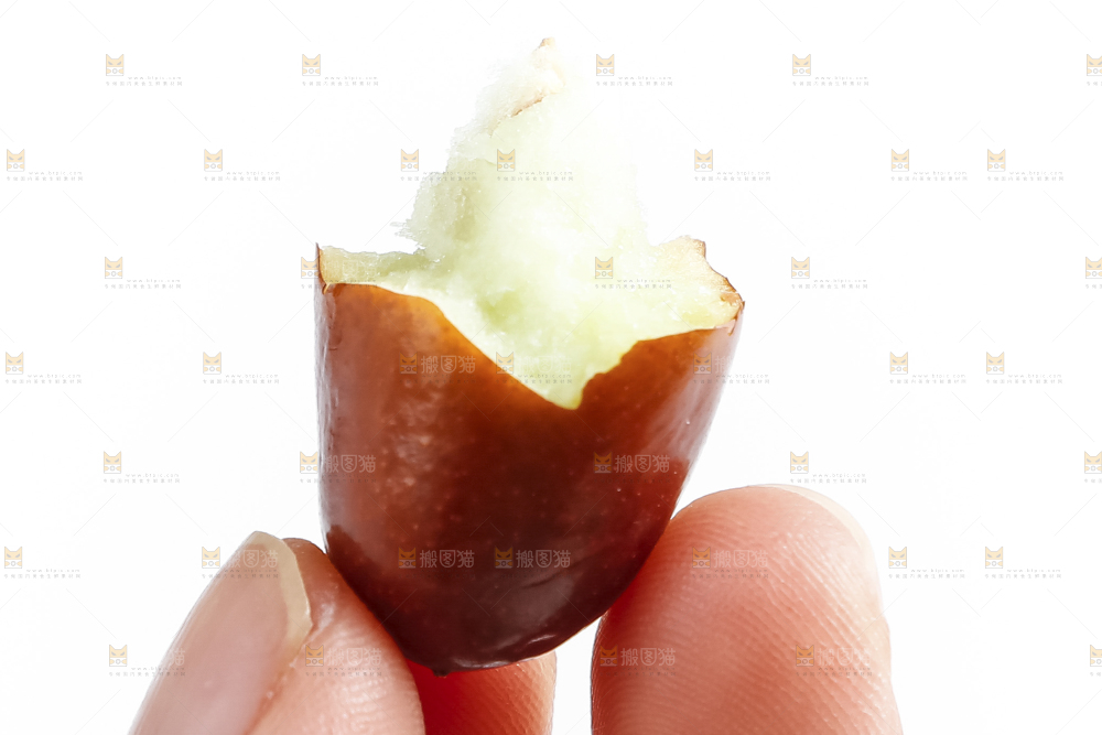 白底上放着新鲜红枣