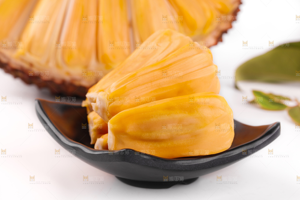 碟子里装着越南红心菠萝蜜