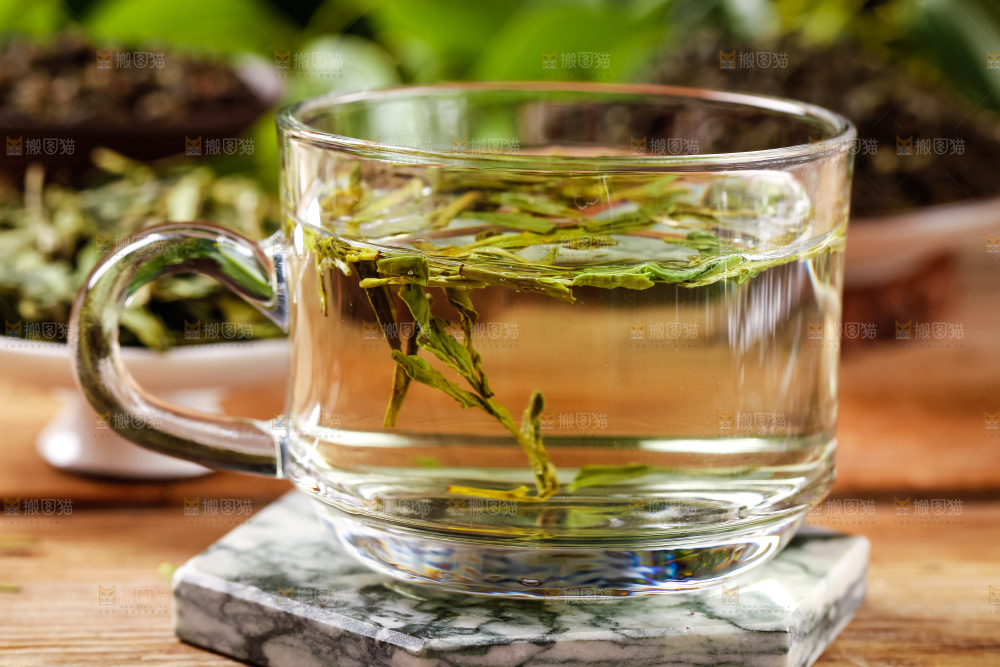杯子里泡着龙井茶