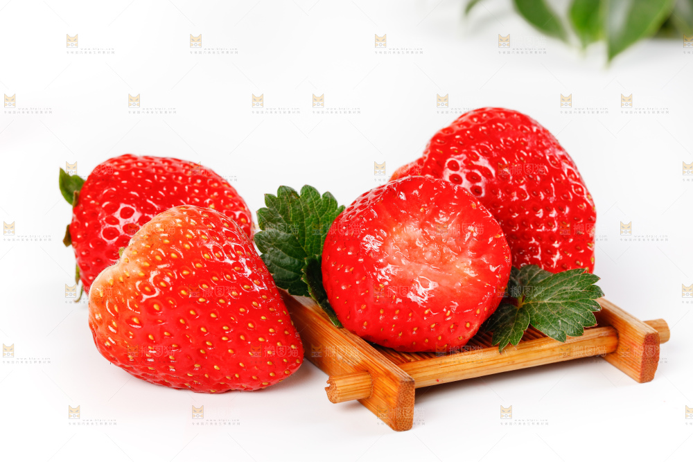 白底上的99牛奶草莓