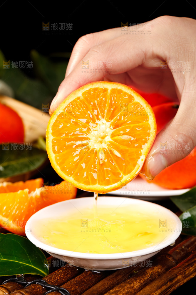 手里拿着新鲜沃柑
