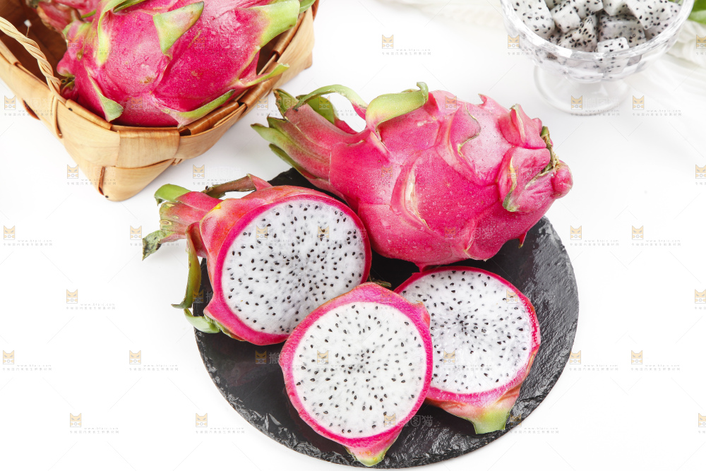黑石板上的新鲜火龙果
