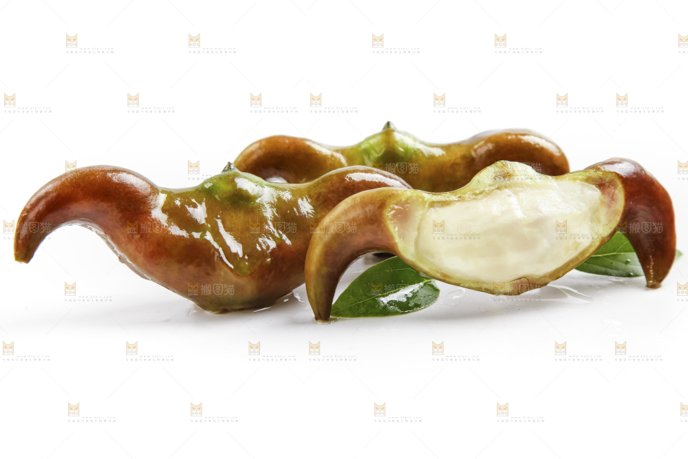 白底上的新鲜菱角