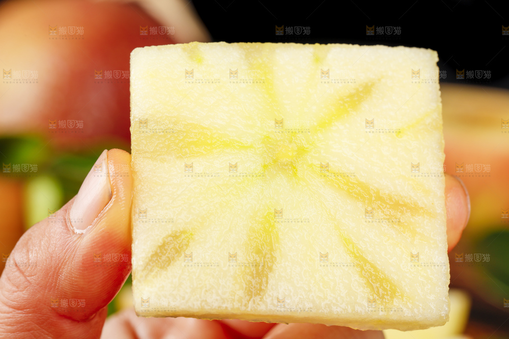 手里拿着新鲜丑苹果