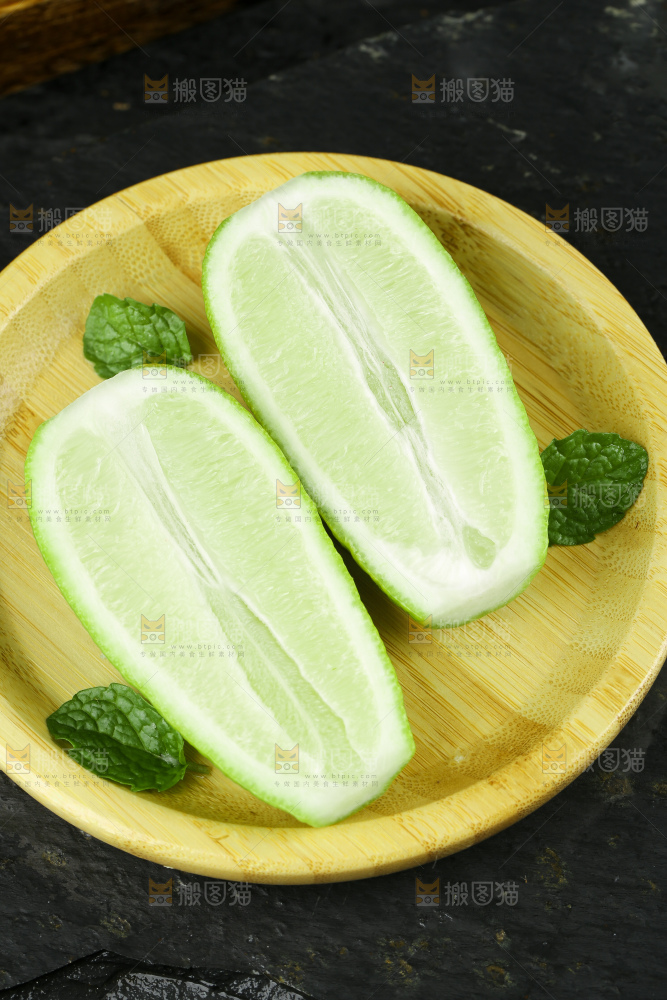 盘子里装着香水柠檬