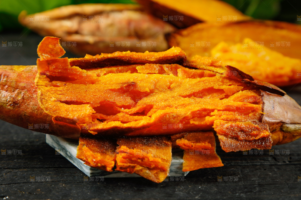 深底上放着烤红薯