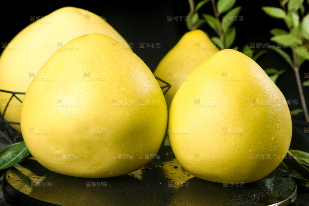 黑石板上放着白肉柚子