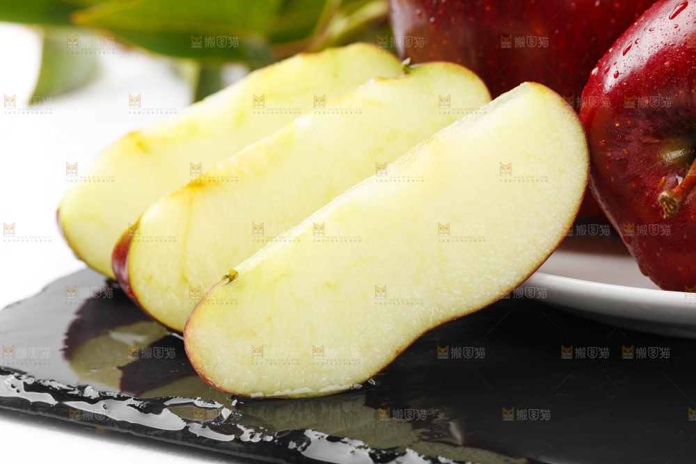 盘子里装着新鲜蛇果