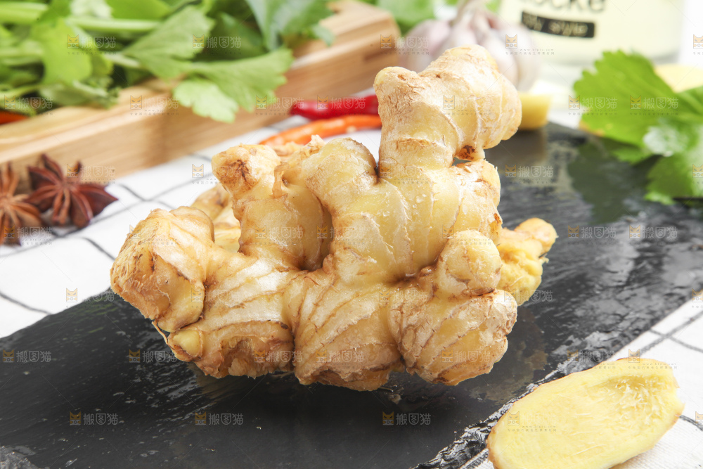 黑石板上的云南小黄姜