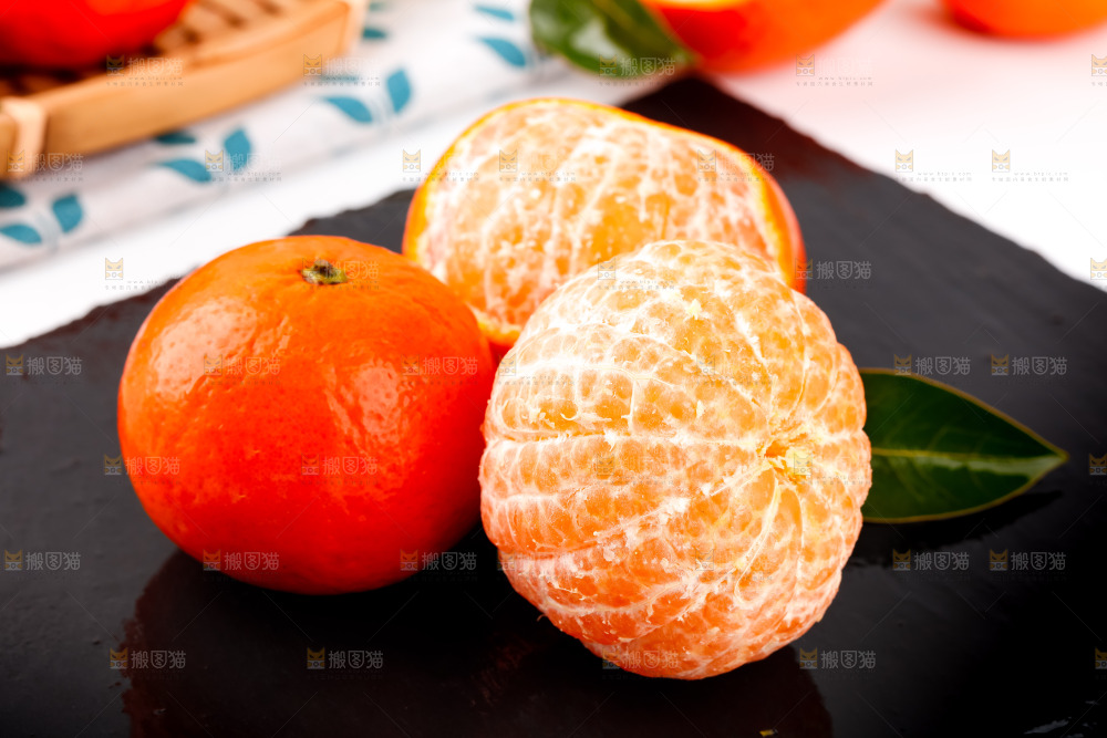 黑石板上的橘柑