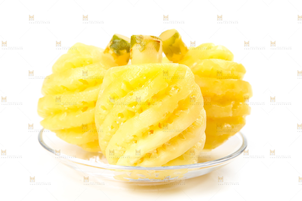 白底上的新鲜小菠萝