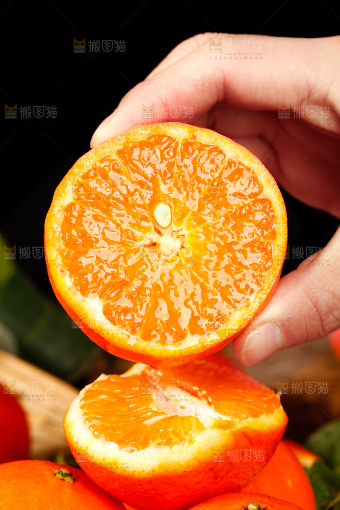 手里拿着新鲜沃柑