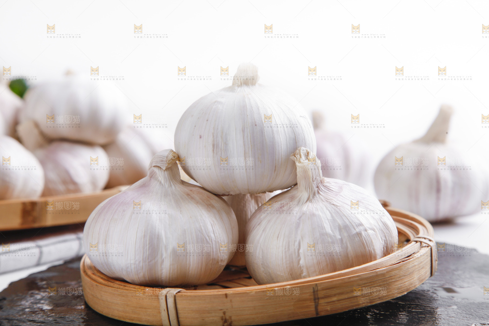 黑石板上放着一盘大蒜