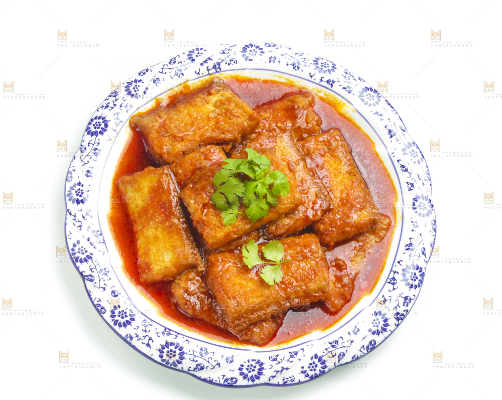 盘子里装着香煎带鱼