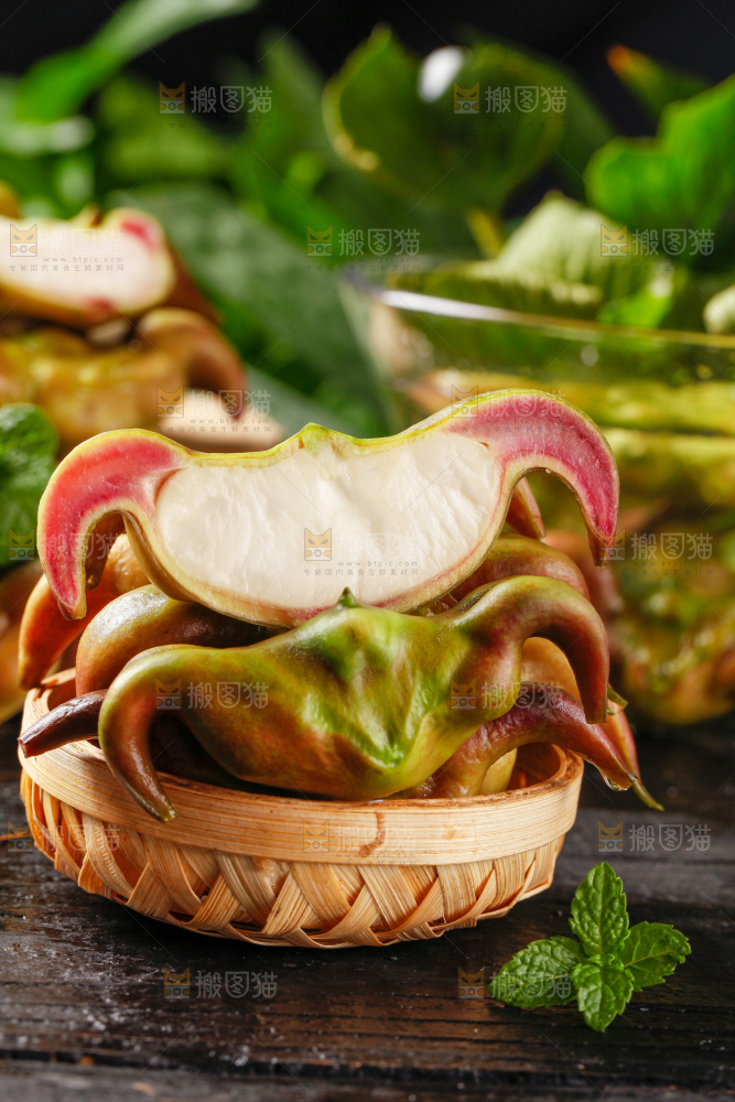 篮子里装着洪湖菱角