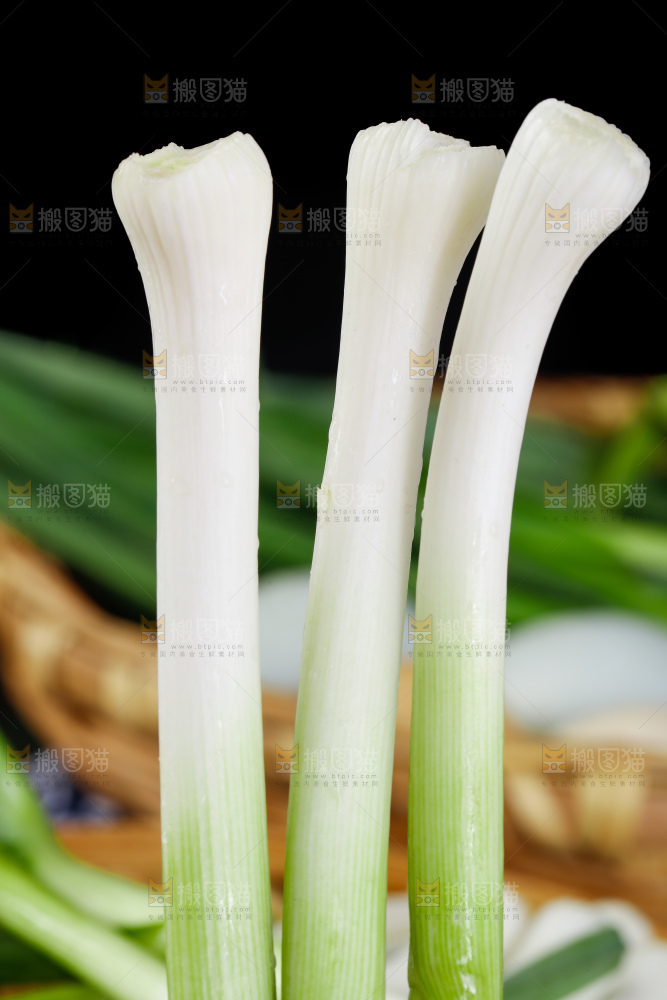 深底上的蒜苗