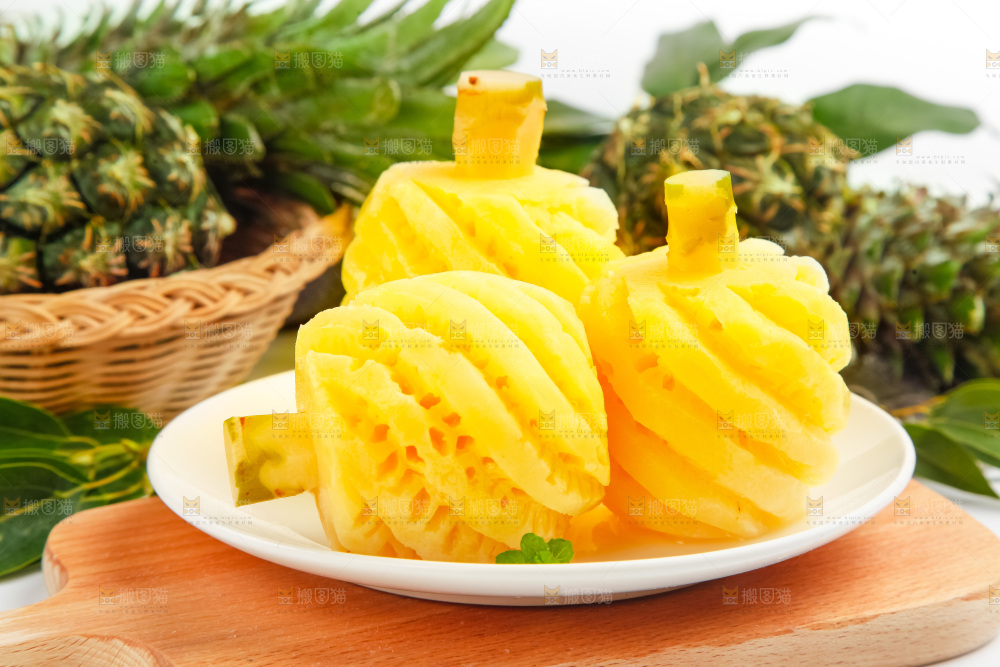 盘子里的泰国香水小菠萝