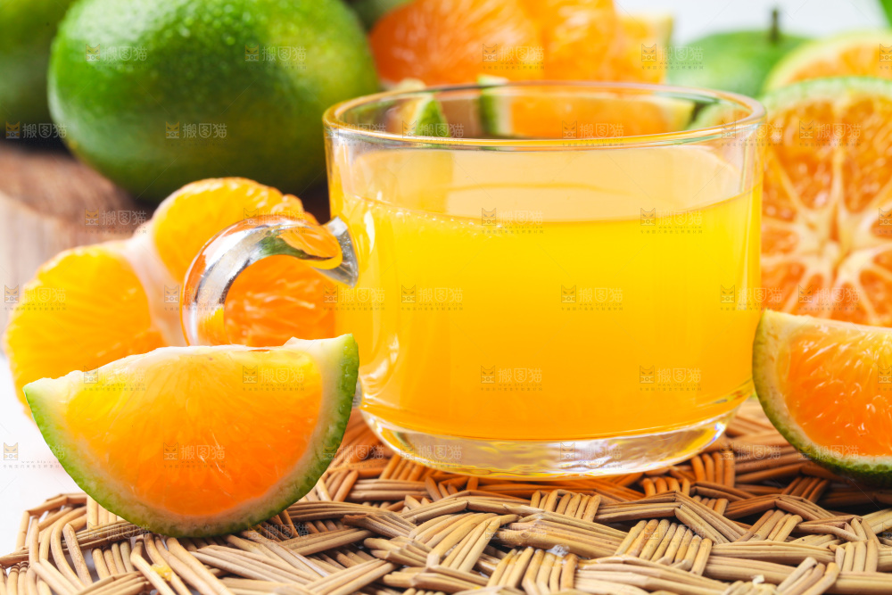 杯子里装着蜜橘汁