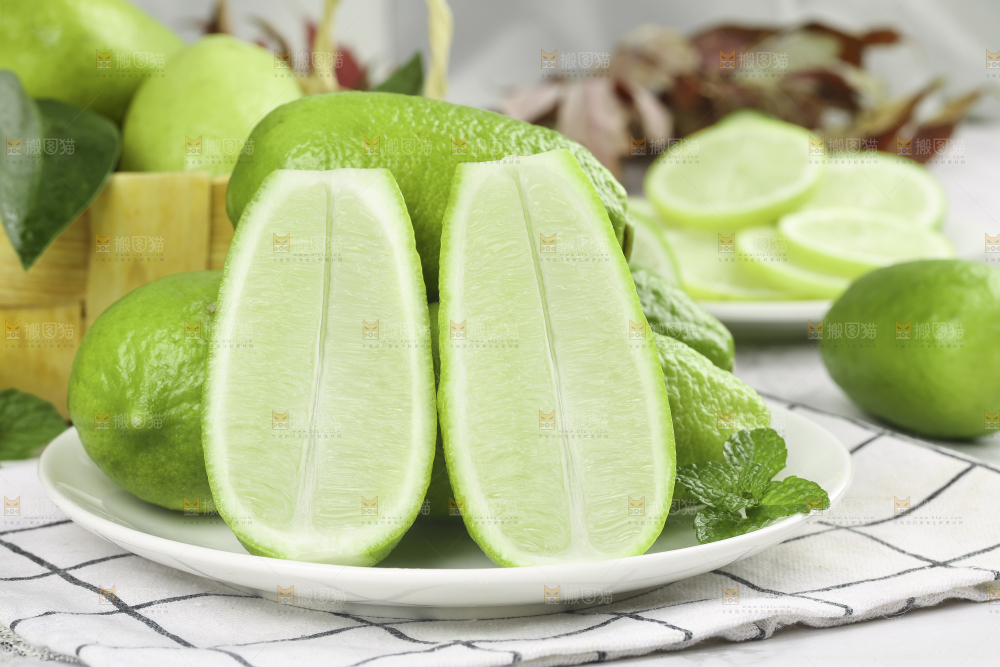 白格子底上放着海南香水柠檬