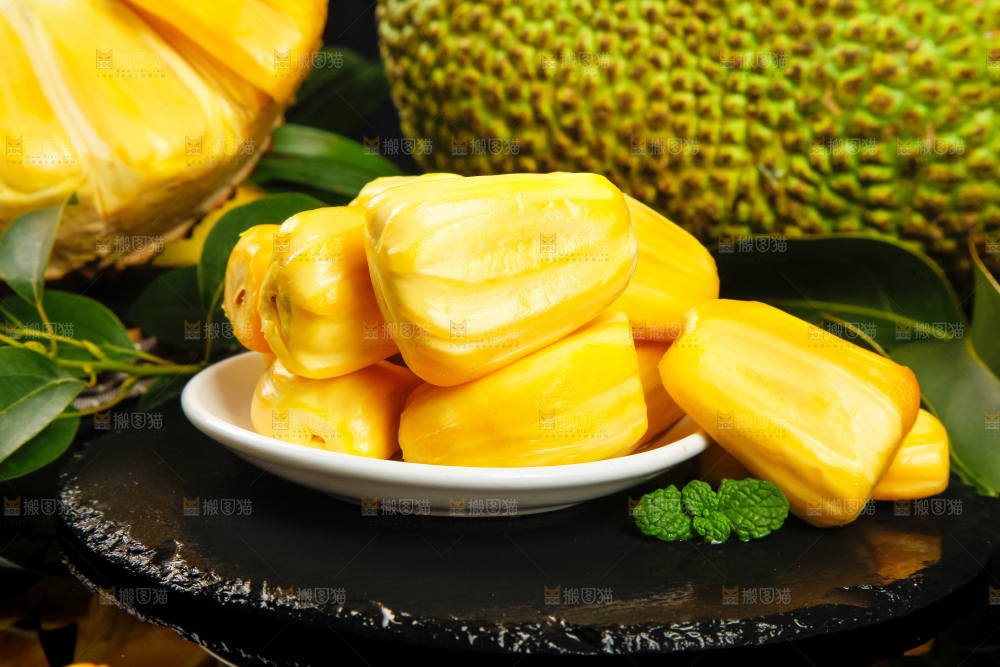 黑石板上放着泰国菠萝蜜