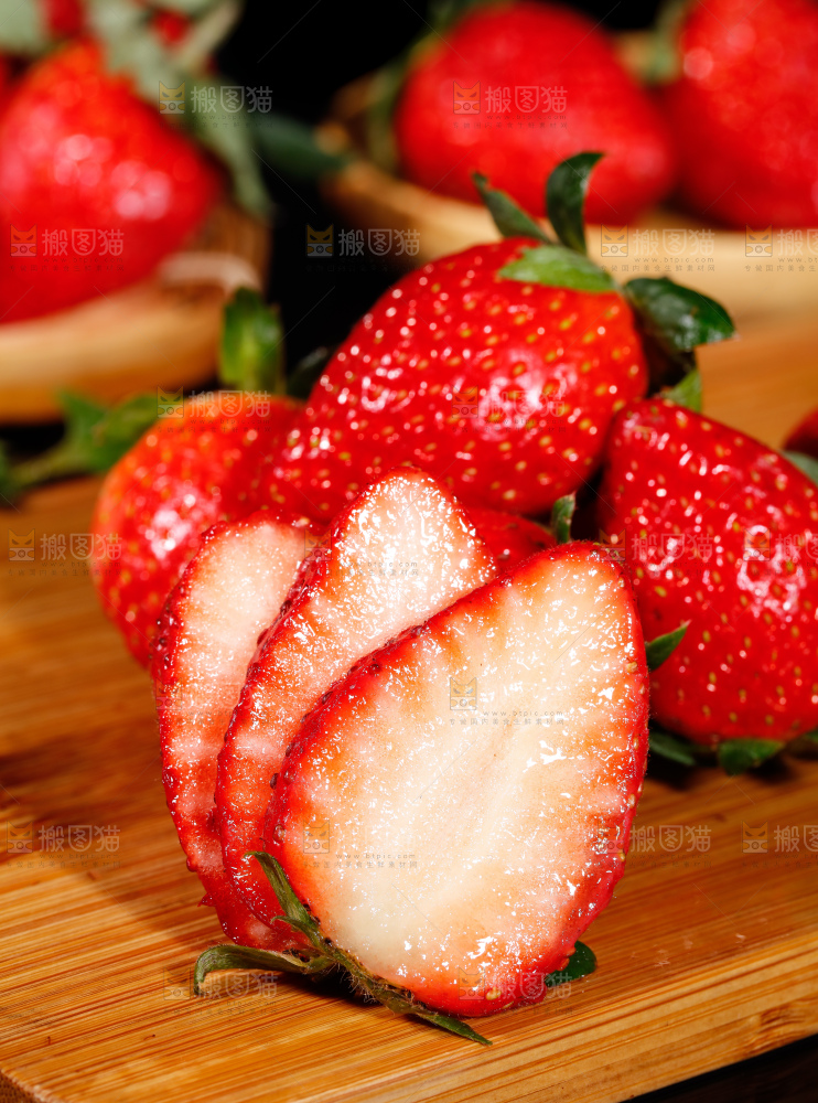 木板上放着牛奶草莓