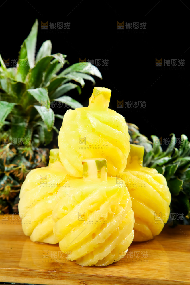 木板上放着泰国去皮小菠萝
