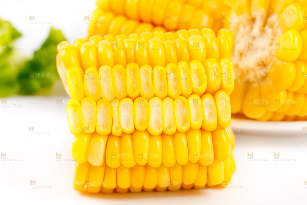 白底上放着黄玉米