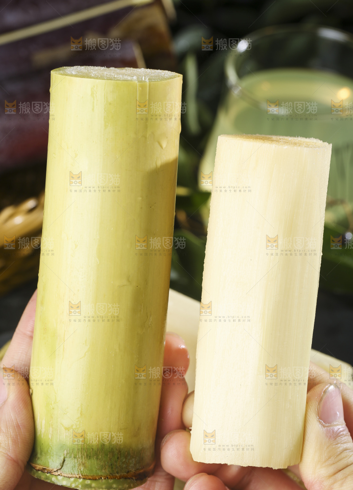 手里拿着白玉甘蔗