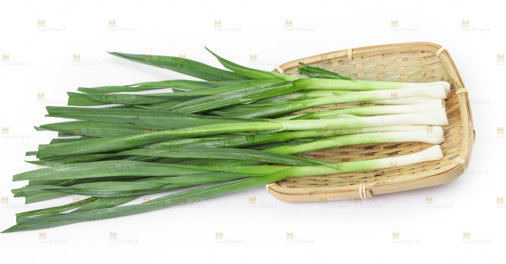 白底上放着蒜苗