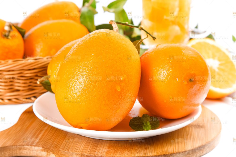 木板上放着一盘长虹脐橙