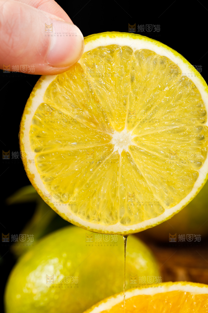 手里拿着新鲜褚橙