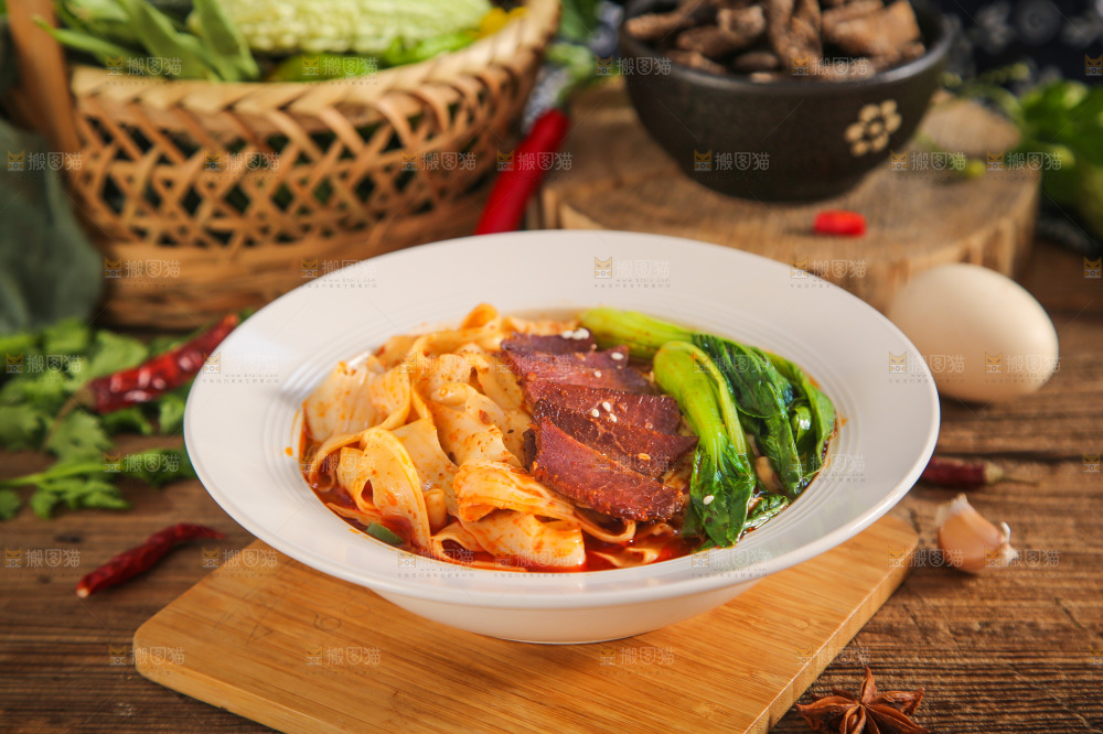 碗里的牛肉刀削面