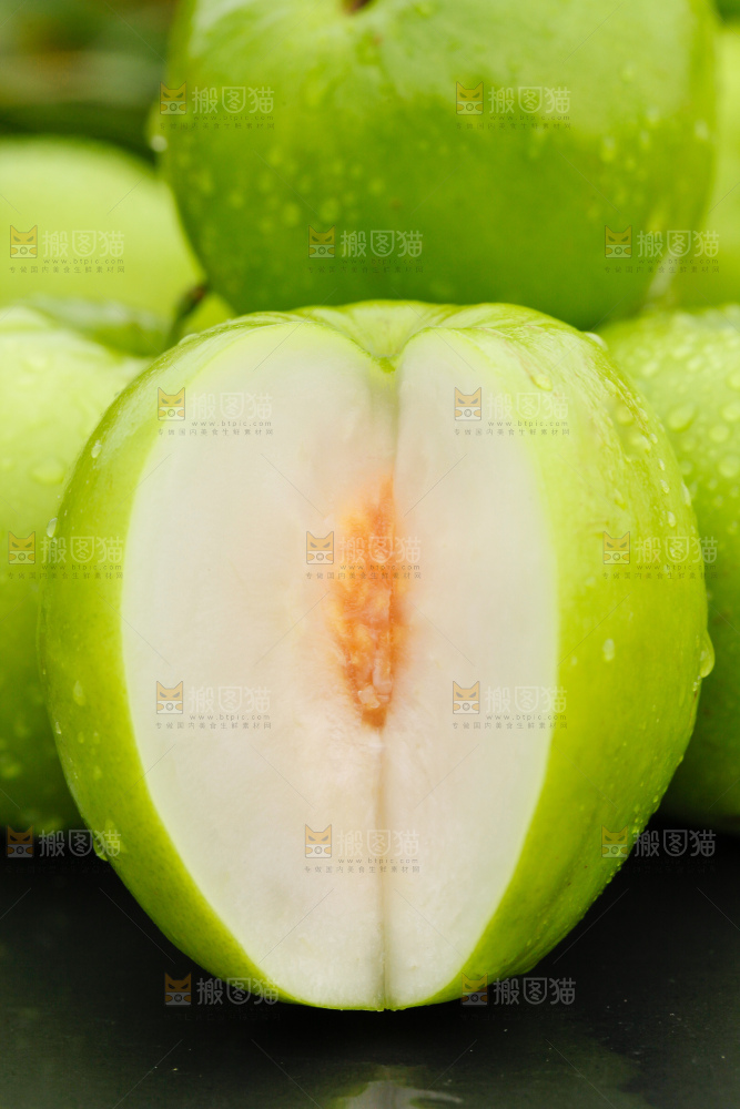 黑底上放着云南牛奶大青枣