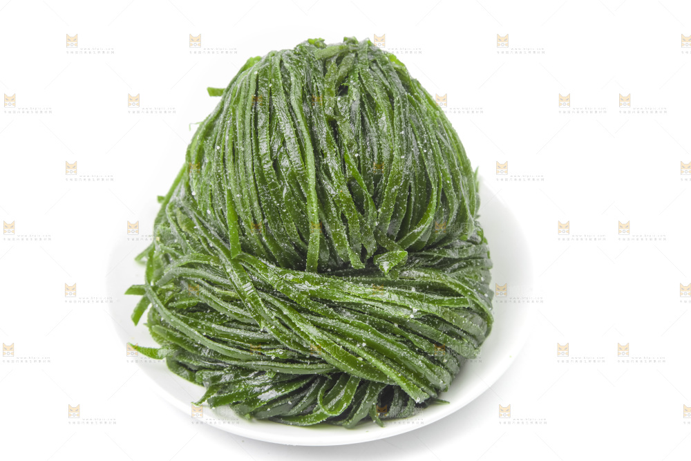 白底上的盐渍海带丝